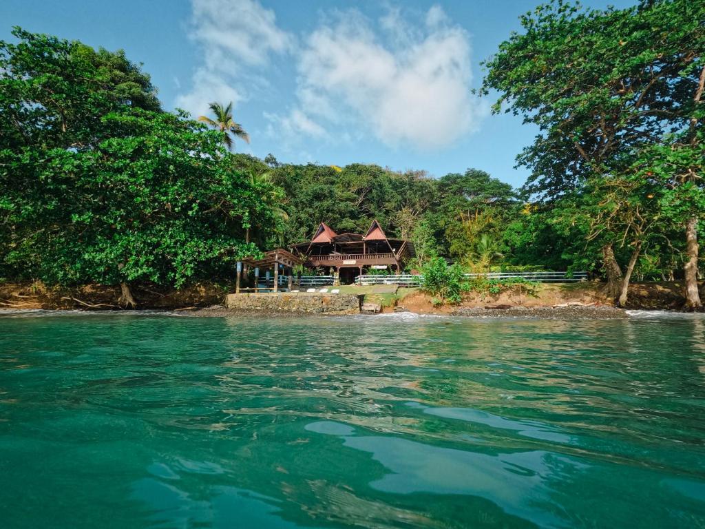 Rustic two-story lodge in the jungle · refugio rústico de dos plantas
