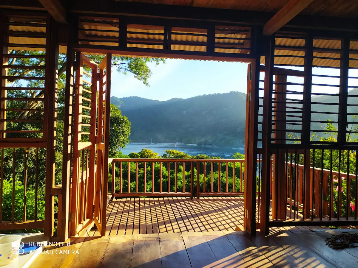 The bay seen from the lodge terrace · vista desde la terraza